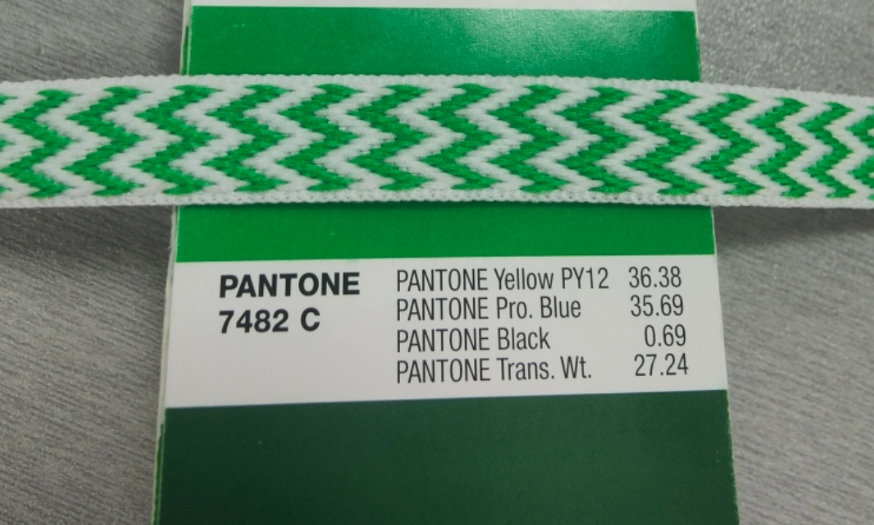 De groen-witte veter op een Pantone-kleurstaal met de code 7482 C